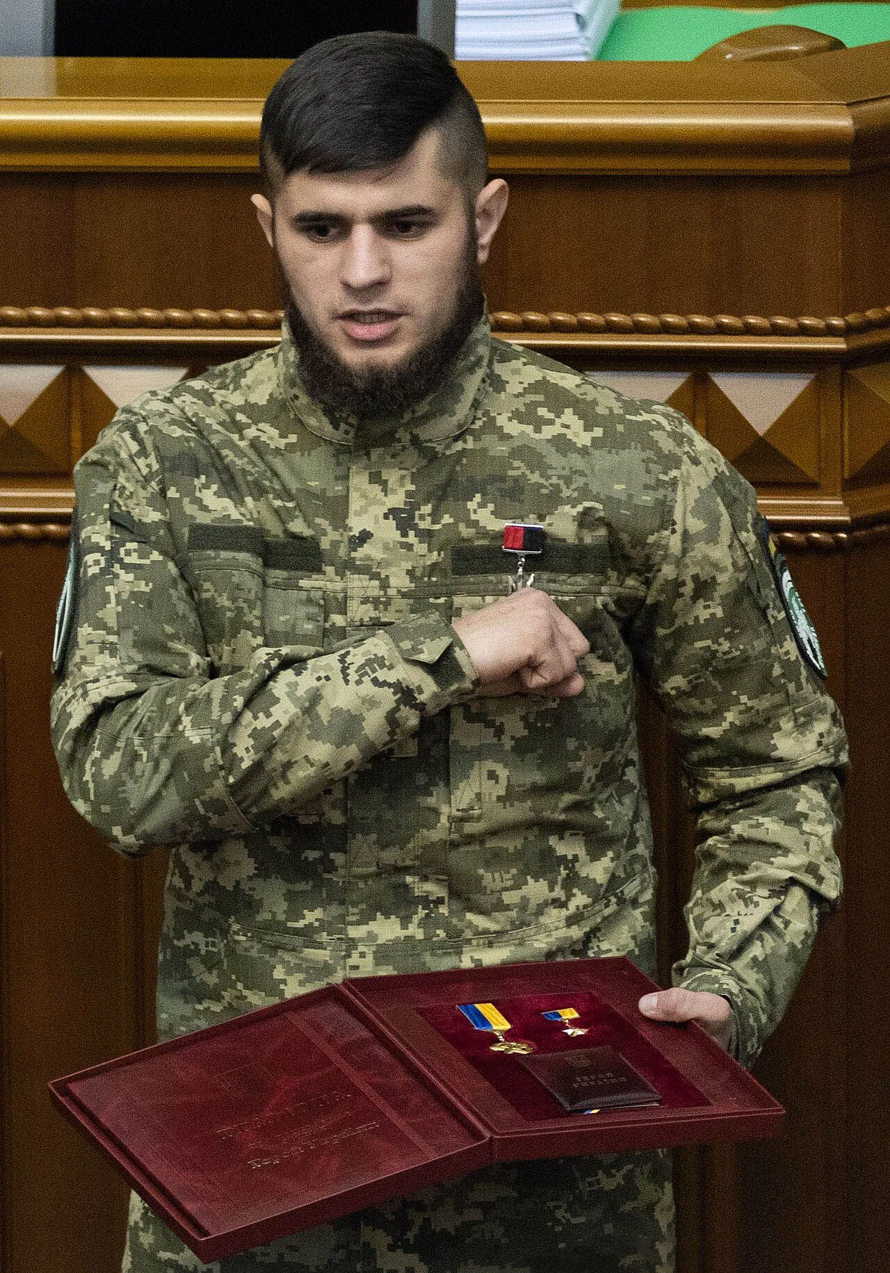 Dmytro Kotsiubailo receiving the Gold Star order in the Verkhovna Rada, 1 December 2021